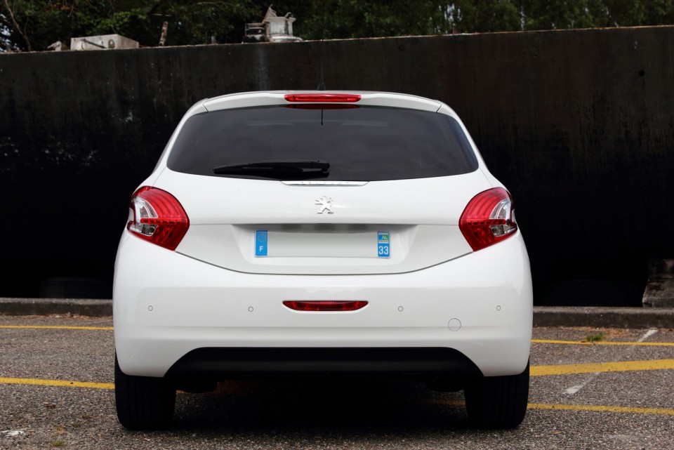 [Arnaud] Peugeot 208 Féline 1.6 VTI 120 Blanc Banquise 5p - 002