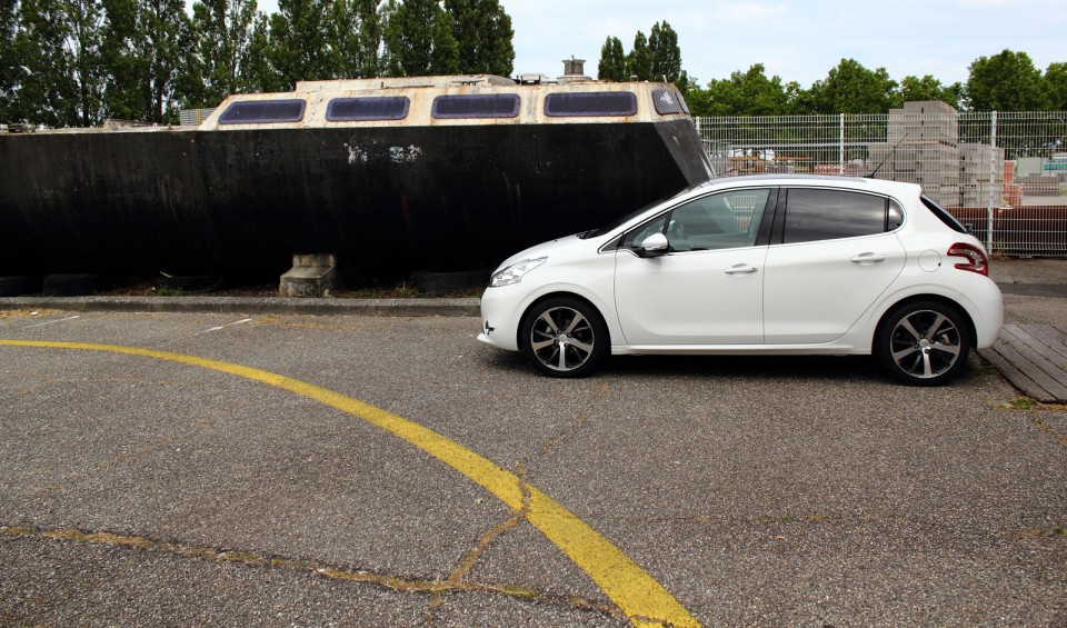 [Arnaud] Peugeot 208 Féline 1.6 VTI 120 Blanc Banquise 5p - 003