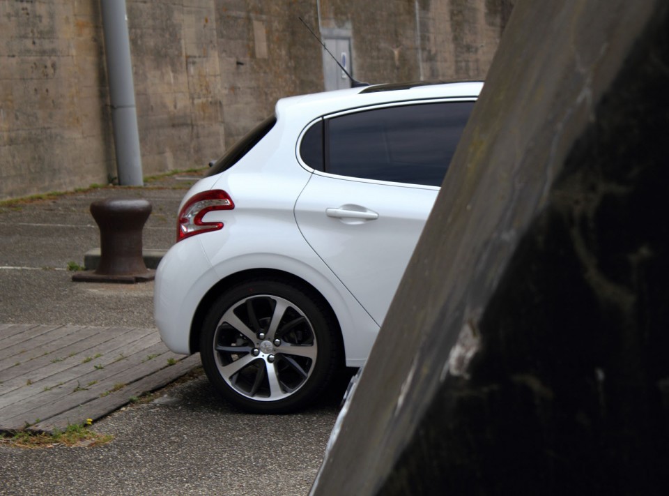 [Arnaud] Peugeot 208 Féline 1.6 VTI 120 Blanc Banquise 5p - 006