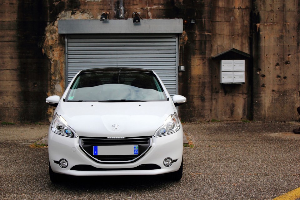 [Arnaud] Peugeot 208 Féline 1.6 VTI 120 Blanc Banquise 5p - 008