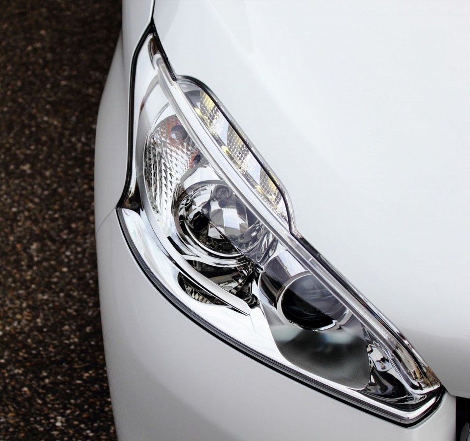 [Arnaud] Peugeot 208 Féline 1.6 VTI 120 Blanc Banquise 5p - 010