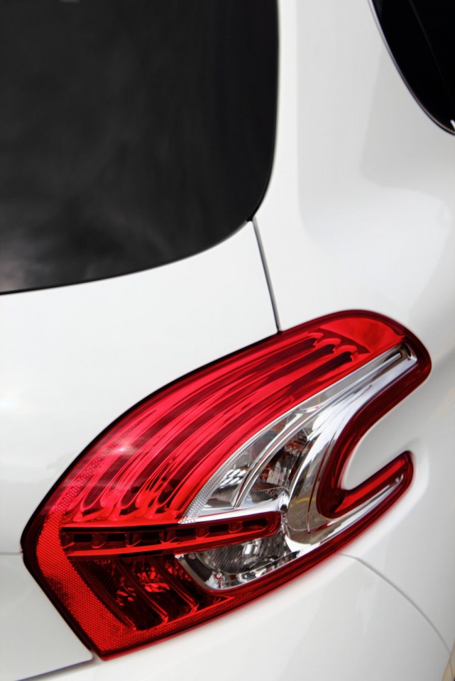 [Arnaud] Peugeot 208 Féline 1.6 VTI 120 Blanc Banquise 5p - 012
