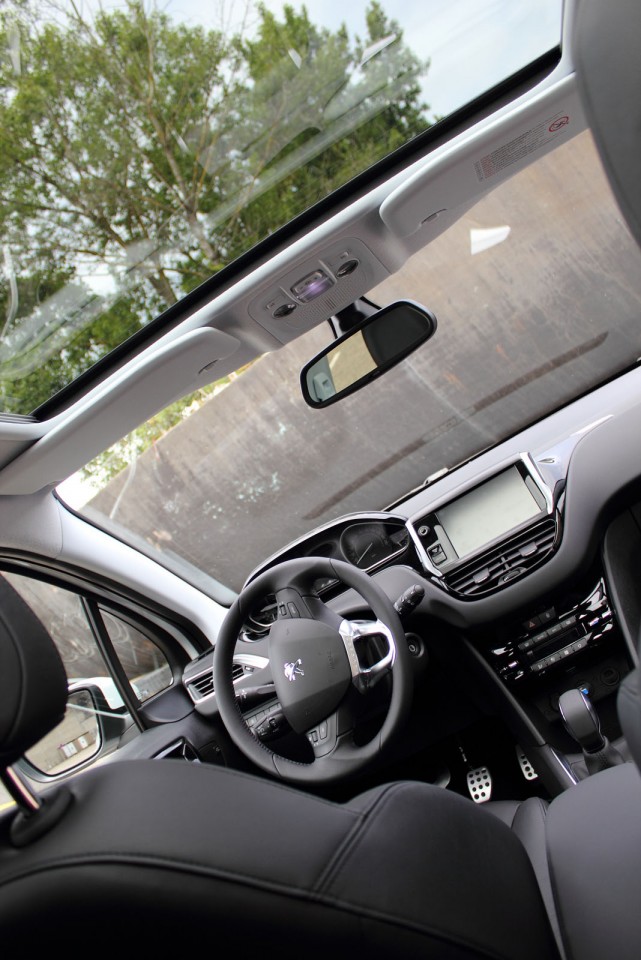 [Arnaud] Intérieur et toit panoramique Peugeot 208 Féline 1.6 VTI 120 Blanc Banquise 5p - 016