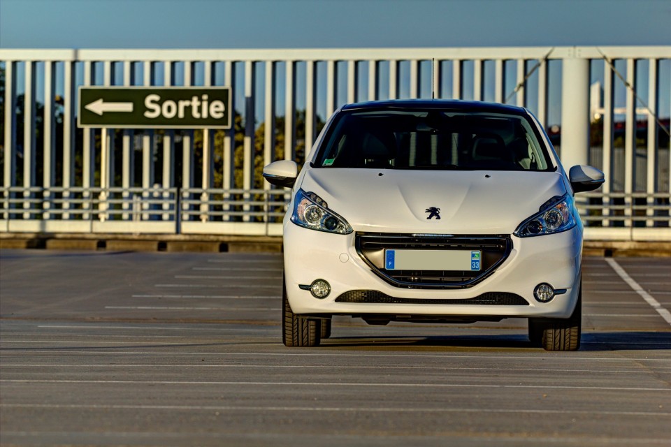 [Arnaud] Peugeot 208 Féline 1.6 VTI 120 Blanc Banquise 5p - 017