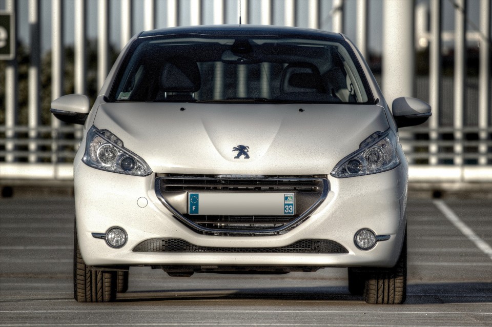 [Arnaud] Peugeot 208 Féline 1.6 VTI 120 Blanc Banquise 5p - 018