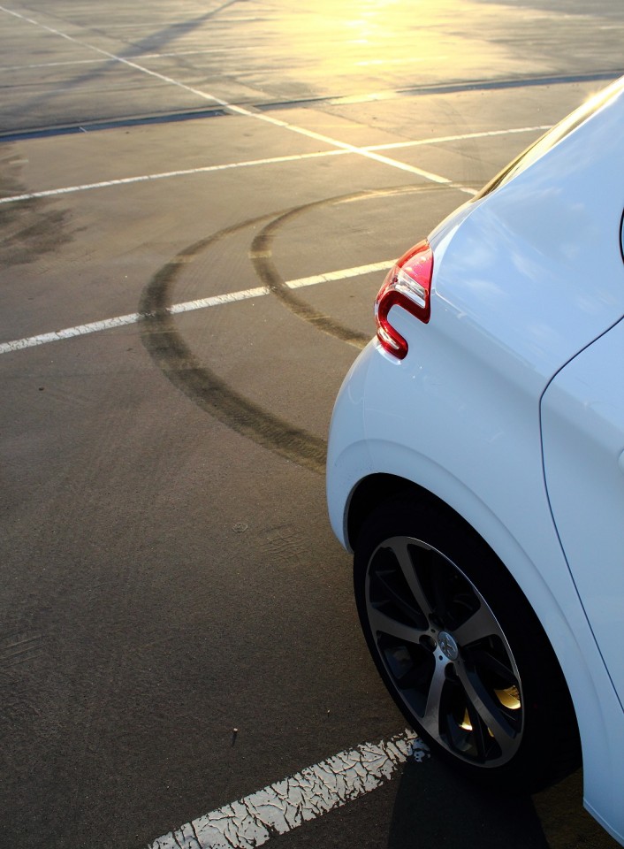 [Arnaud] Peugeot 208 Féline 1.6 VTI 120 Blanc Banquise 5p - 021