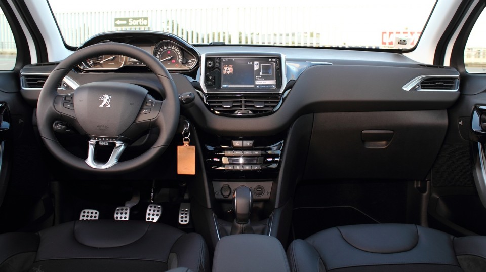 [Arnaud] Intérieur Peugeot 208 Féline 1.6 VTI 120 Blanc Banquise 5p - 023