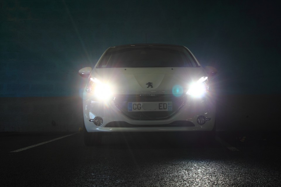 [Arnaud] Feux avant allumés Peugeot 208 Féline 1.6 VTI 120 Blanc Banquise 5p - 027
