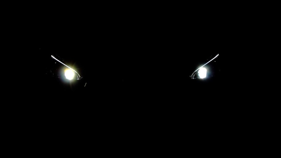 [Arnaud] Feux de position Peugeot 208 Féline 1.6 VTI 120 Blanc Banquise 5p - 028