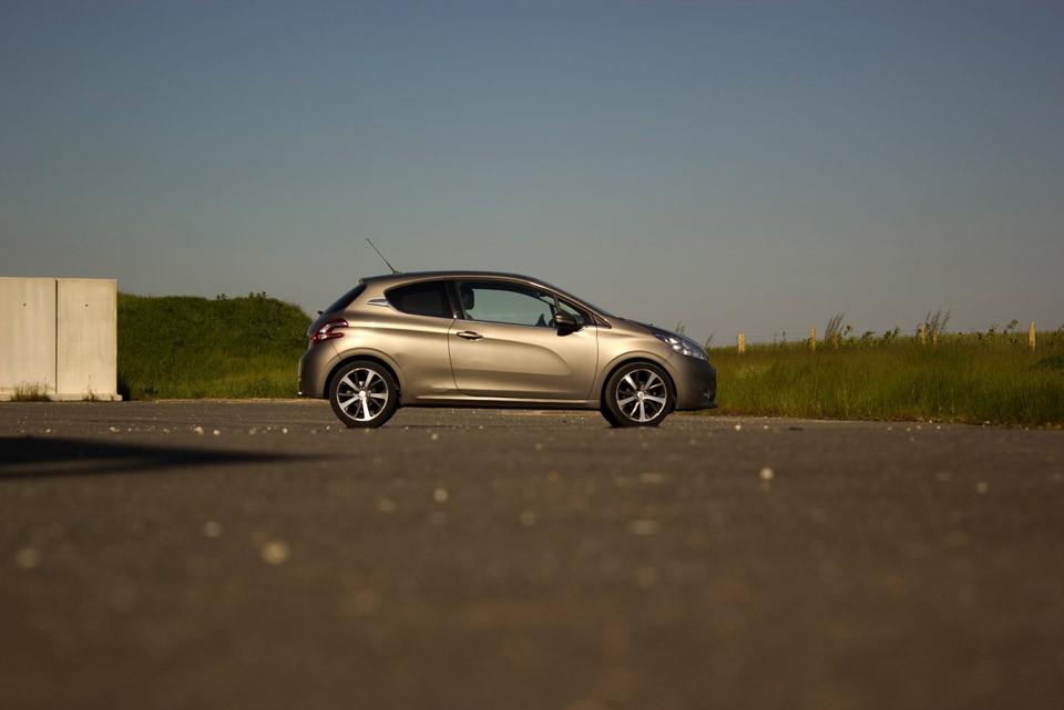 [bagou] Peugeot 208 Féline 1.6 e-HDi 92 Spirit Grey 3p - 001