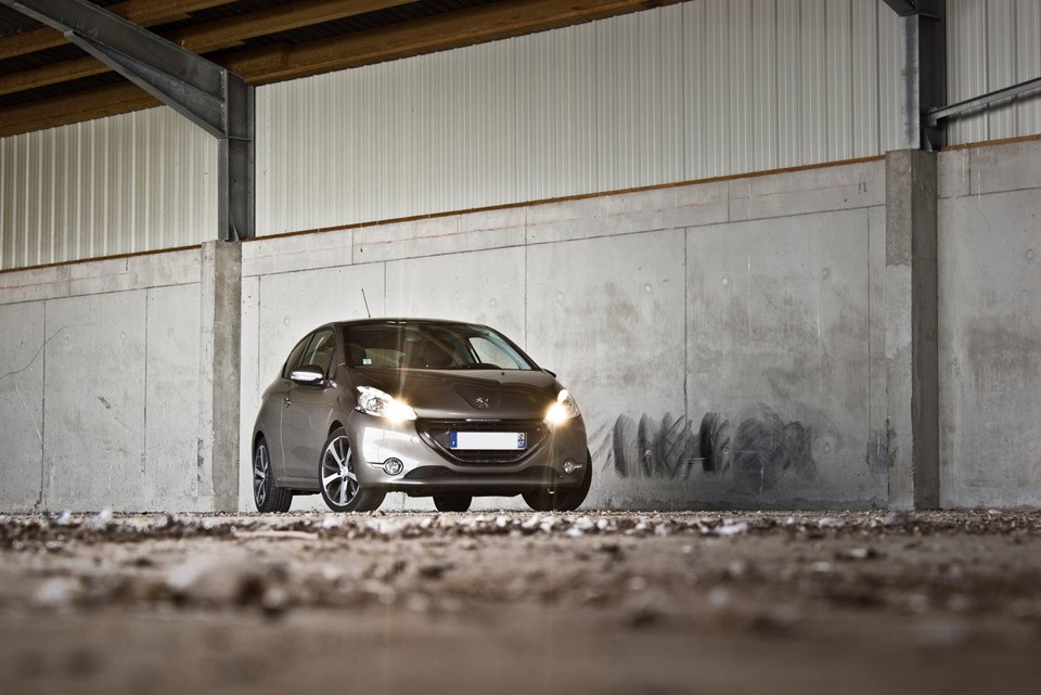 [bagou] Peugeot 208 Féline 1.6 e-HDi 92 Spirit Grey 3p - 004