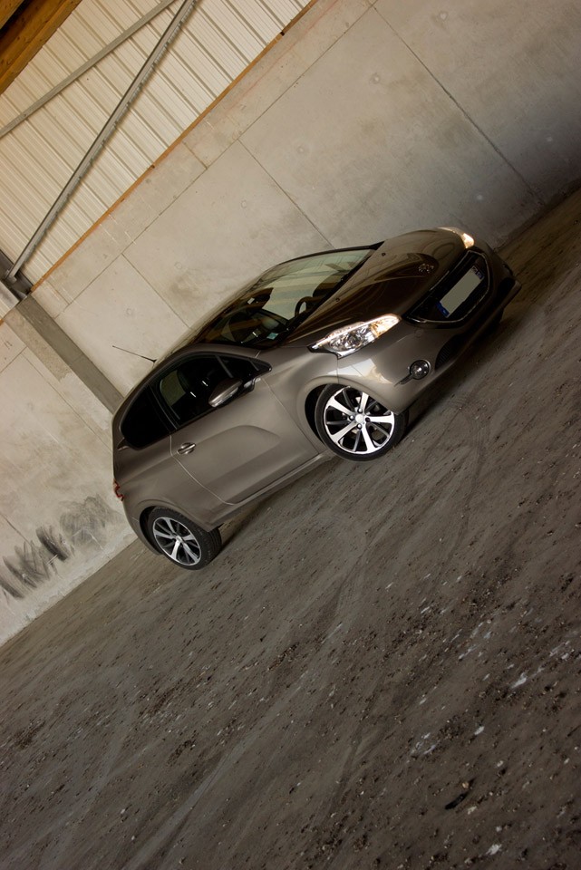 [bagou] Peugeot 208 Féline 1.6 e-HDi 92 Spirit Grey 3p - 005