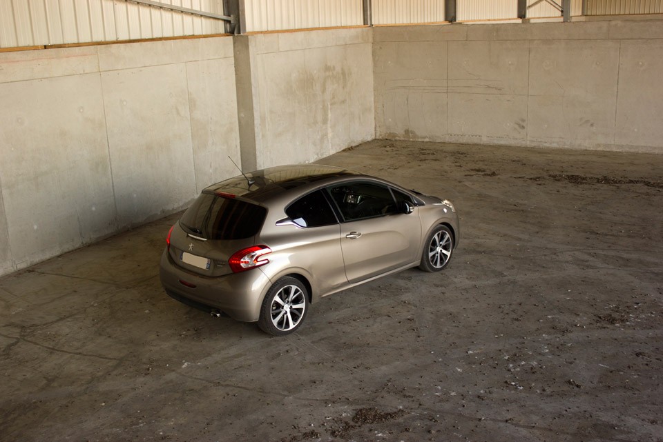 [bagou] Peugeot 208 Féline 1.6 e-HDi 92 Spirit Grey 3p - 006