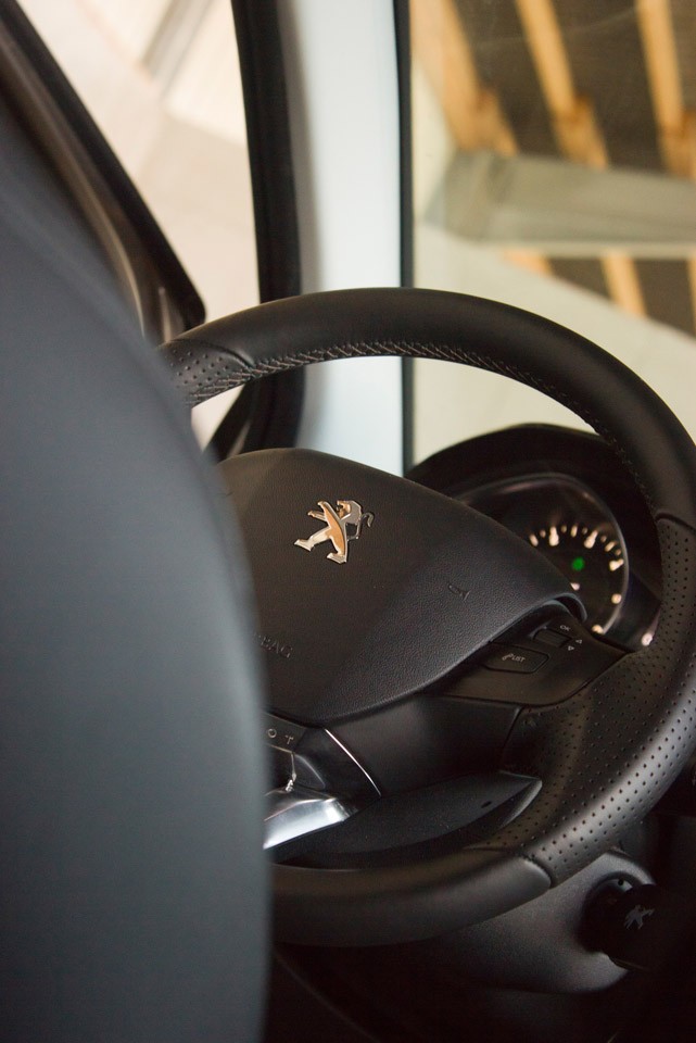 [bagou] Peugeot 208 Féline 1.6 e-HDi 92 Spirit Grey 3p - 009