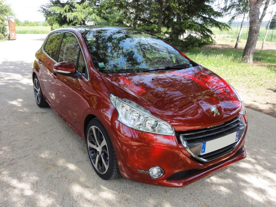 [Crevar] Peugeot 208 Féline 1.6 e-HDi 115 Rouge Érythrée 5p - 001