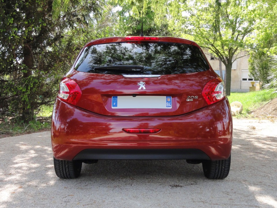 [Crevar] Vue arrière Peugeot 208 Féline 1.6 e-HDi 115 Rouge Érythrée 5p - 003