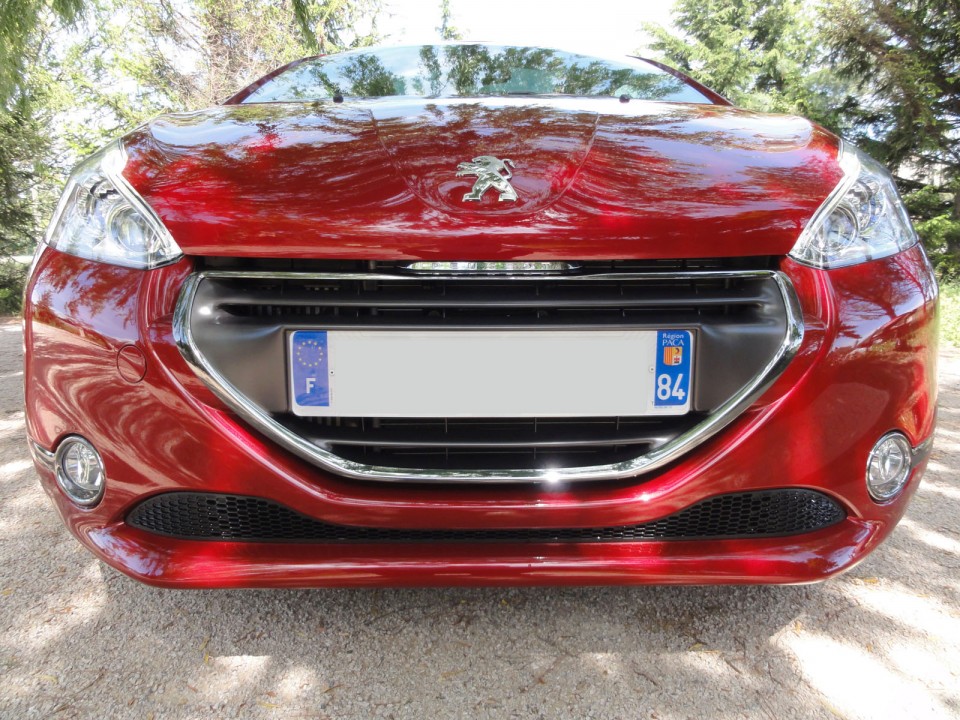 [Crevar] Peugeot 208 Féline 1.6 e-HDi 115 Rouge Érythrée 5p - 005