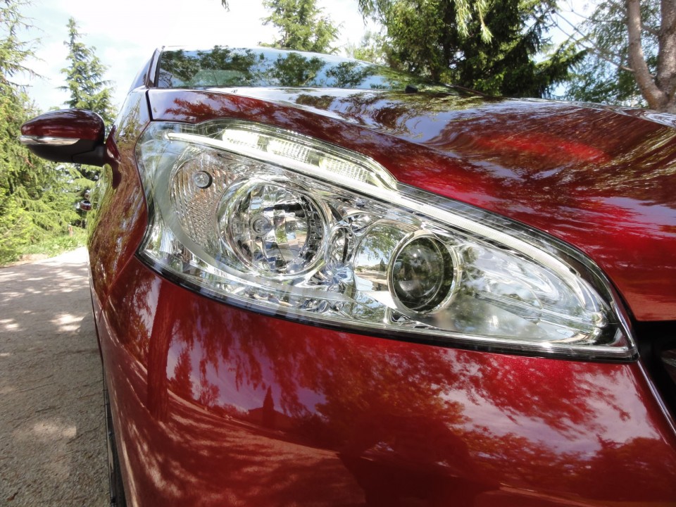 [Crevar] Phare avant à LED Peugeot 208 Féline Rouge Érythrée - 018