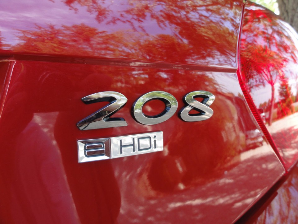 [Crevar] Sigle 208 e-HDi Peugeot 208 Féline Rouge Érythrée - 020