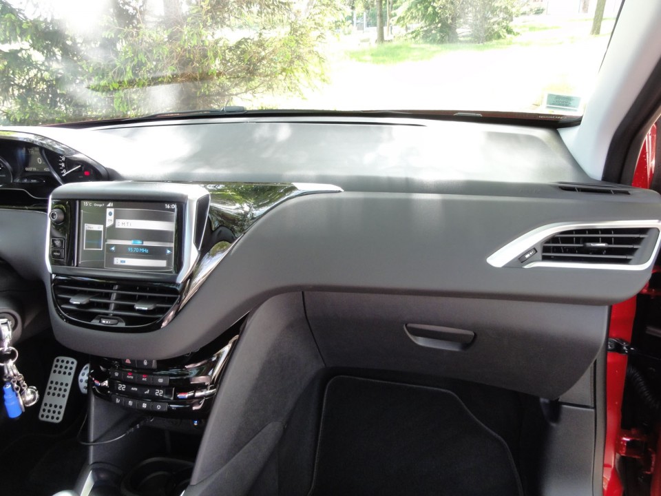 [Crevar] Tableau de bord Peugeot 208 Féline - 026
