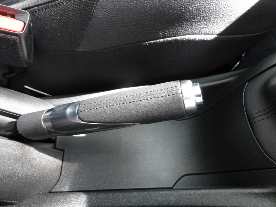 [Crevar] Poignée de frein à main mi-TEP/alu Peugeot 208 Féline - 032