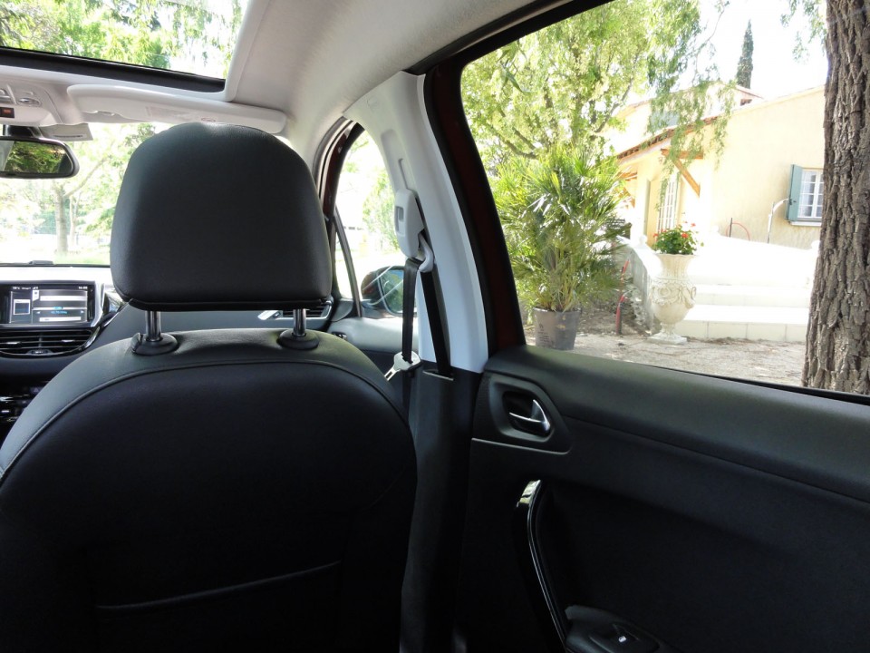 [Crevar] Habitacle Peugeot 208 Féline 5 portes - 042