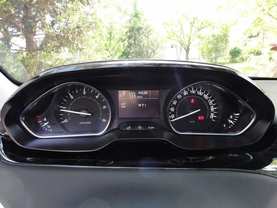 [Crevar] Combiné (radio / musique) Peugeot 208 Féline - 046