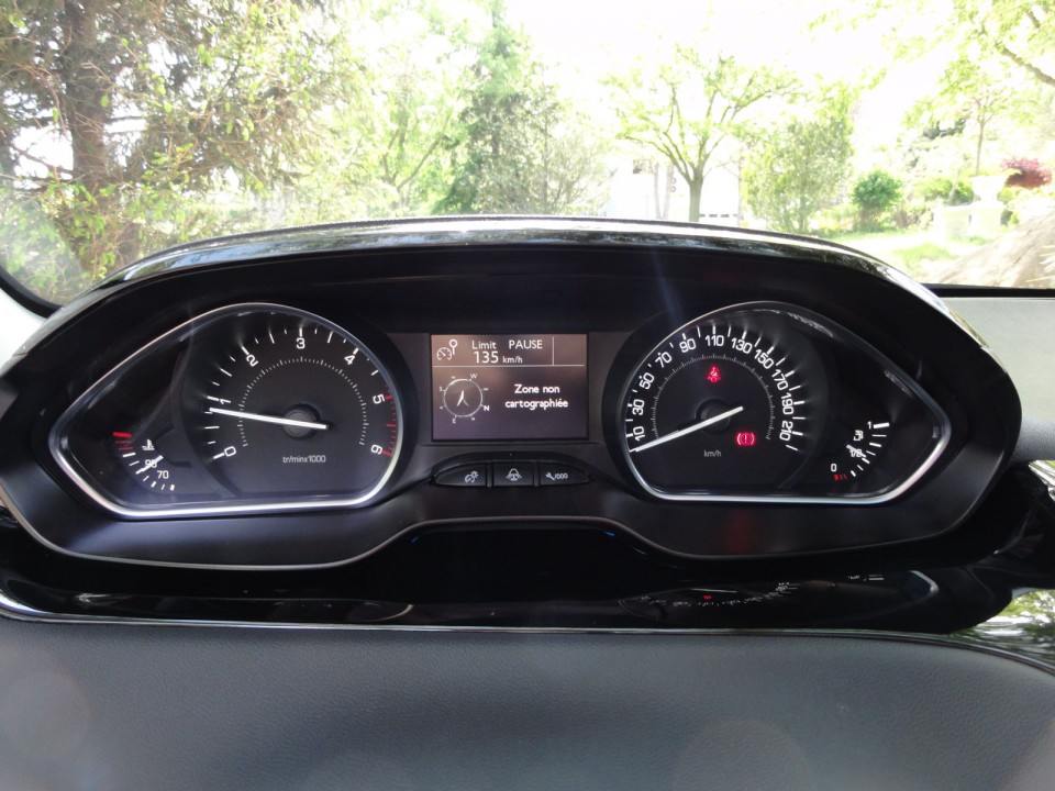 [Crevar] Combiné (GPS) Peugeot 208 Féline - 047