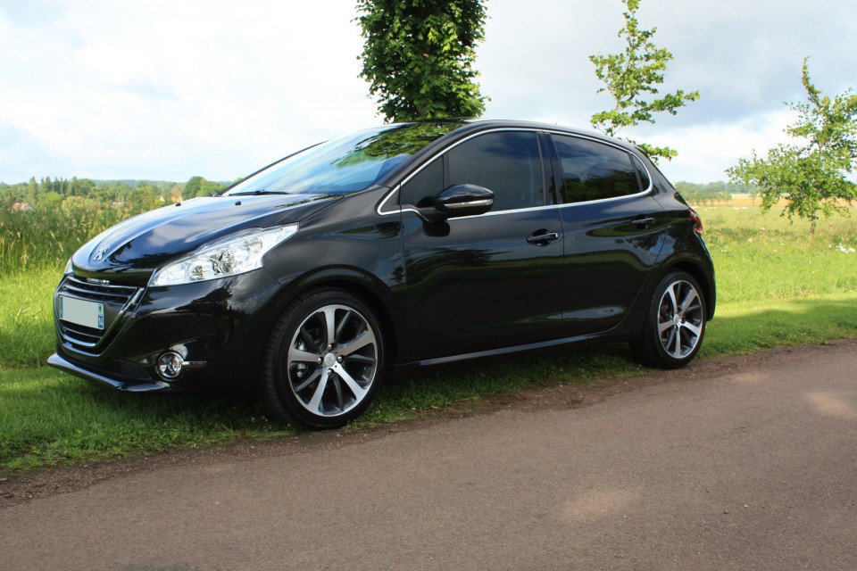 [fmoonson] Peugeot 208 Féline 1.6 e-HDi 92 Noir Obsidien 5p - 001