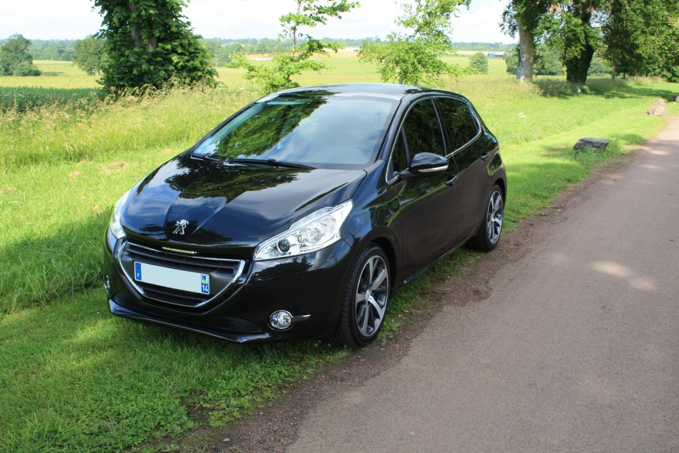 [fmoonson] Peugeot 208 Féline 1.6 e-HDi 92 Noir Obsidien 5p - 002