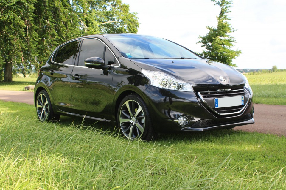 [fmoonson] Peugeot 208 Féline 1.6 e-HDi 92 Noir Obsidien 5p - 003