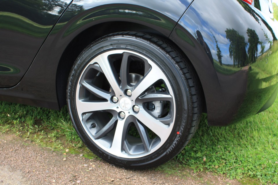 [fmoonson] Jante alu Oxygène Technical Grey 17'' Peugeot 208 Féline 1.6 e-HDi 92 Noir Obsidien 5p - 004