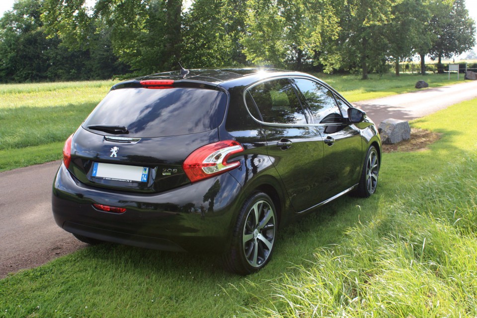 [fmoonson] Peugeot 208 Féline 1.6 e-HDi 92 Noir Obsidien 5p - 006