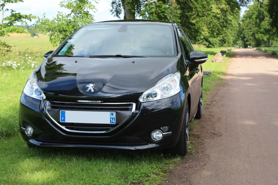 [fmoonson] Peugeot 208 Féline 1.6 e-HDi 92 Noir Obsidien 5p - 008