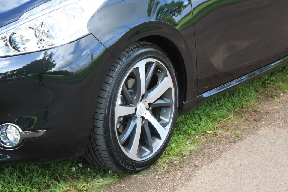 [fmoonson] Jante alliage 17" Peugeot 208 Féline 1.6 e-HDi 92 Noir Obsidien 5p - 009