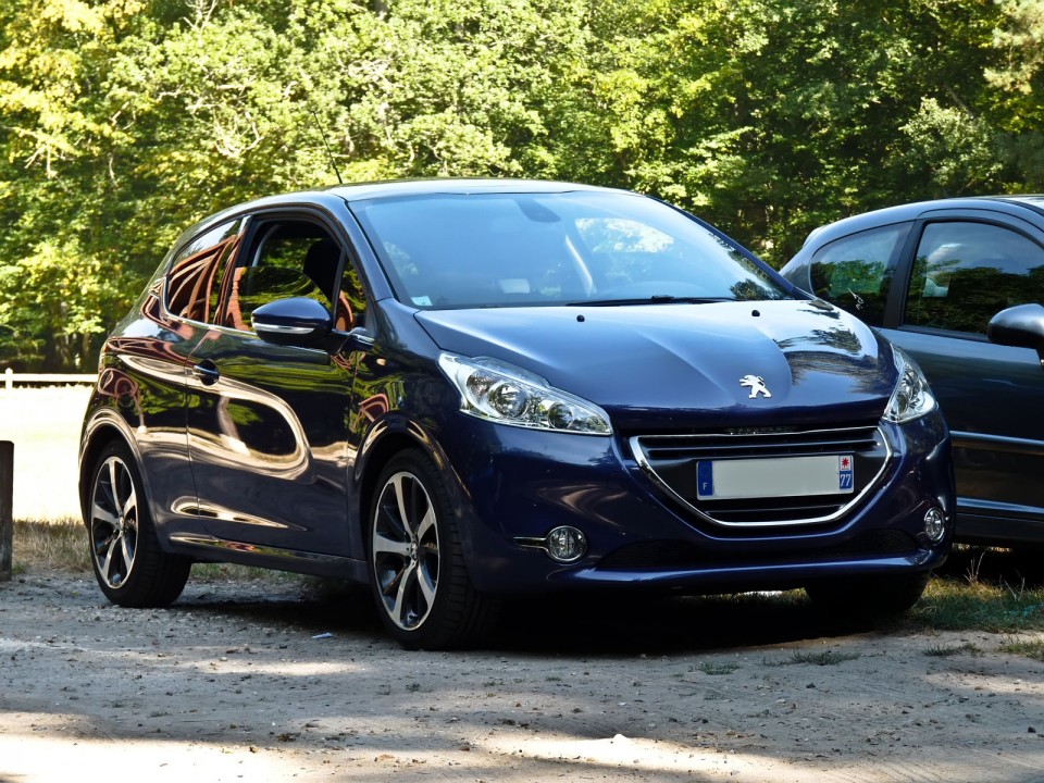 [Gaël] Peugeot 208 Féline 1.6 e-HDi 115 Bleu Virtuel 3p - 004