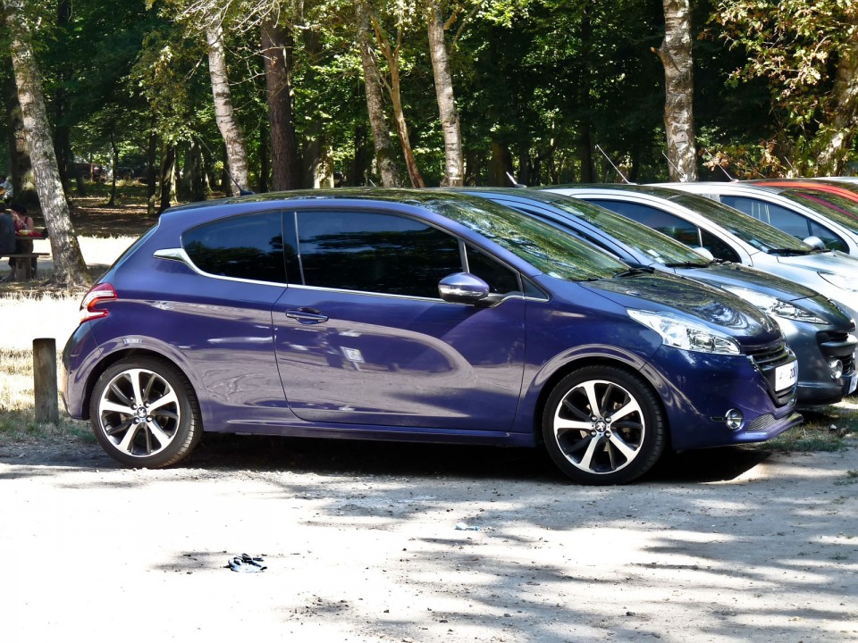 [Gaël] Peugeot 208 Féline 1.6 e-HDi 115 Bleu Virtuel 3p - 005