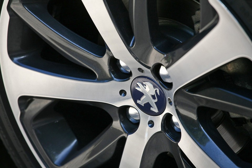 [Gaël] Peugeot 208 Féline 1.6 e-HDi 115 Bleu Virtuel 3p - 006