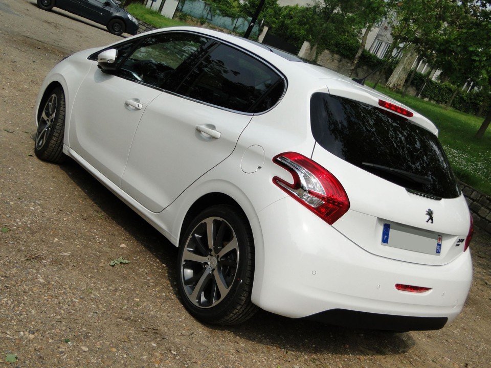 [HomerWRC] Vue arrière Peugeot 208 Féline 1.6 e-HDi 115 Blanc Banquise 5p - 002