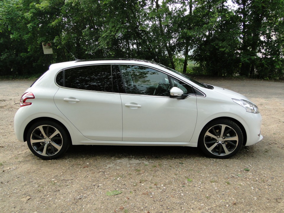 [HomerWRC] Vue de profil Peugeot 208 Féline 1.6 e-HDi 115 Blanc Banquise 5p - 003