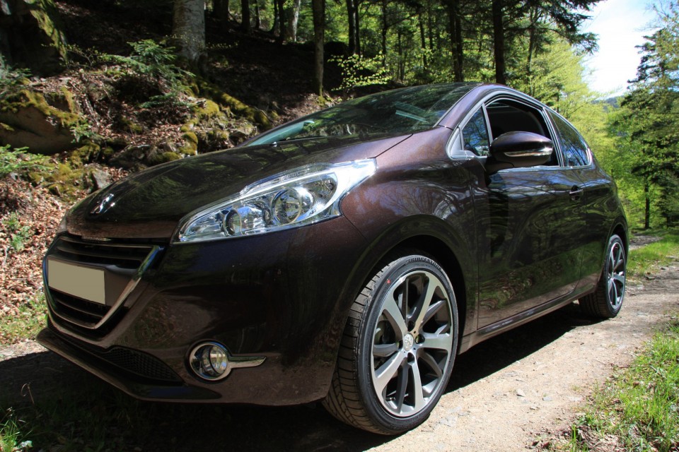 [joe2097] Peugeot 208 Féline 1.6 e-HDi 115 Rouge Noir 3p - 002