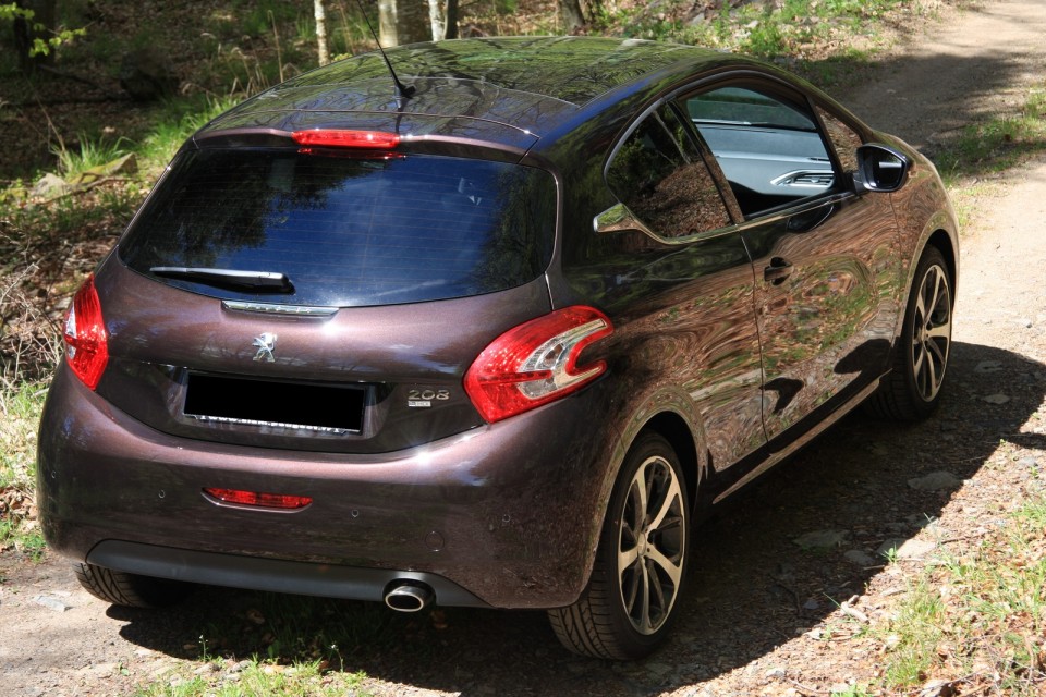 [joe2097] Peugeot 208 Féline 1.6 e-HDi 115 Rouge Noir 3p - 006