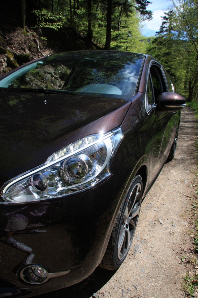 [joe2097] Peugeot 208 Féline 1.6 e-HDi 115 Rouge Noir 3p - 008