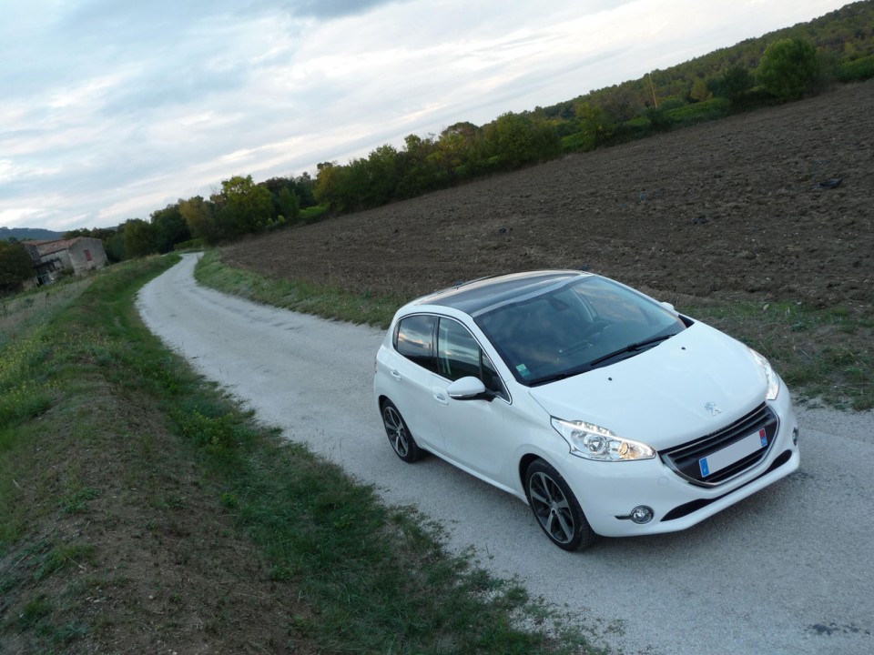 [Ju34] Peugeot 208 Féline 1.6 VTI 120 Blanc Banquise 5p - 001