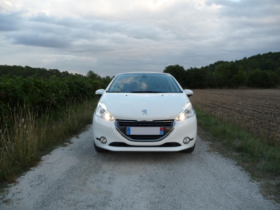[Ju34] Peugeot 208 Féline 1.6 VTI 120 Blanc Banquise 5p - 002