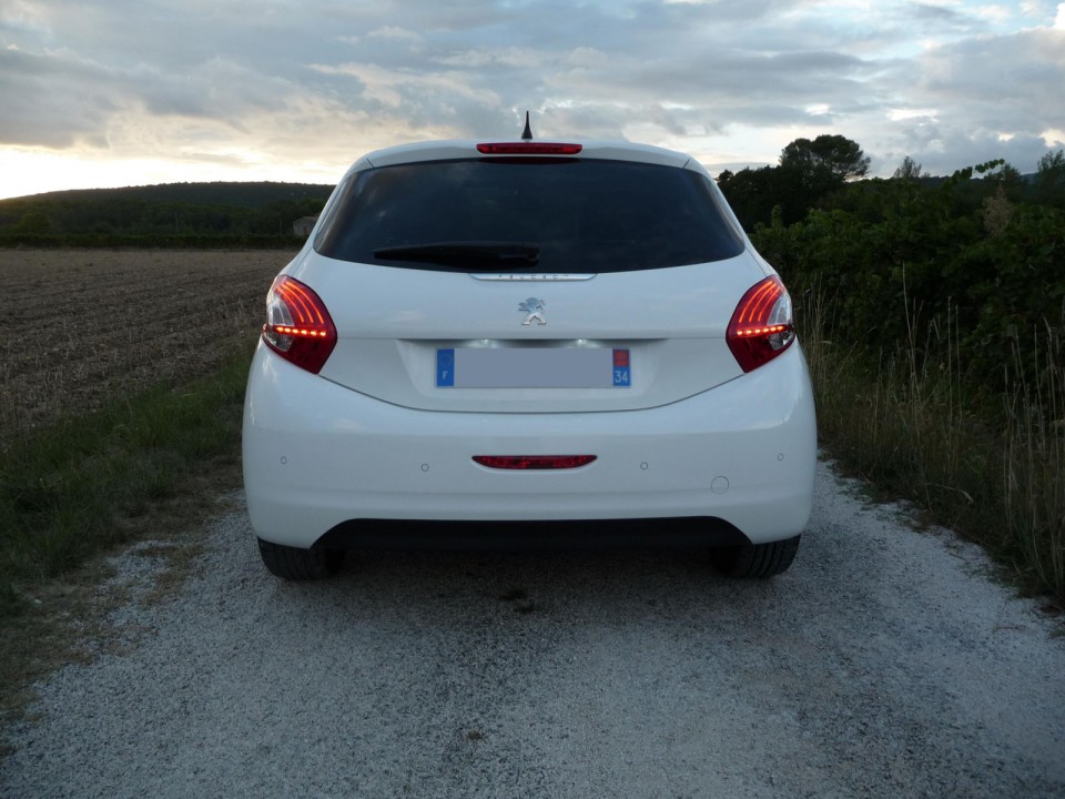[Ju34] Peugeot 208 Féline 1.6 VTI 120 Blanc Banquise 5p - 004
