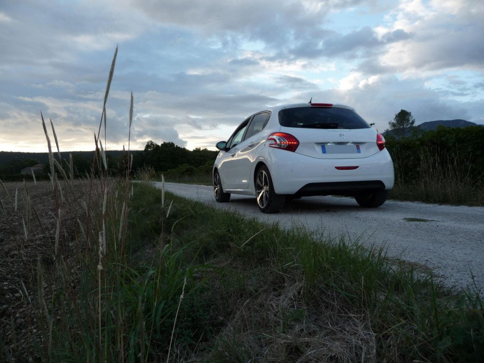 [Ju34] Peugeot 208 Féline 1.6 VTI 120 Blanc Banquise 5p - 005