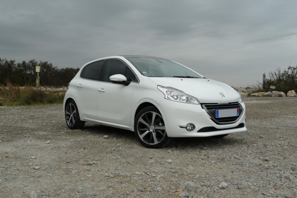 [Ju34] Peugeot 208 Féline 1.6 VTI 120 Blanc Banquise 5p - 006