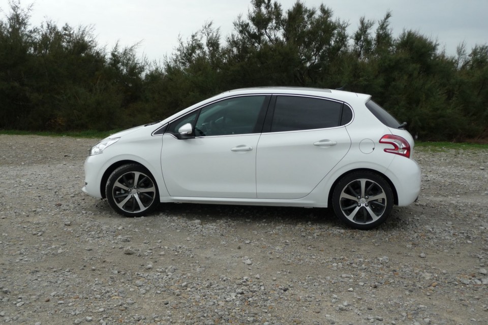 [Ju34] Peugeot 208 Féline 1.6 VTI 120 Blanc Banquise 5p - 007