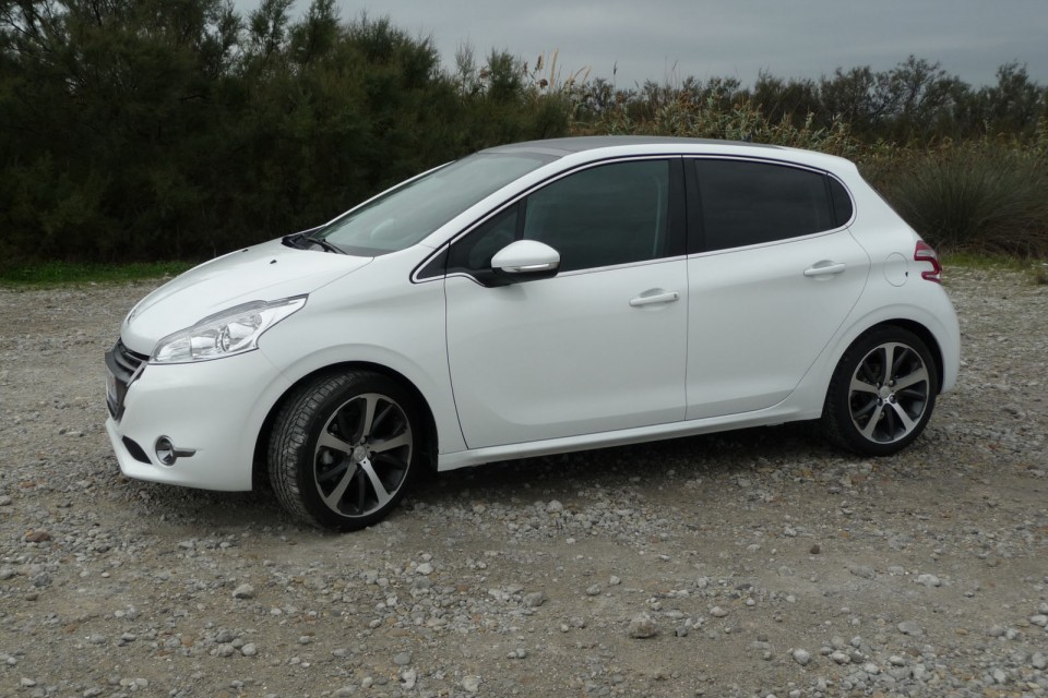 [Ju34] Peugeot 208 Féline 1.6 VTI 120 Blanc Banquise 5p - 008